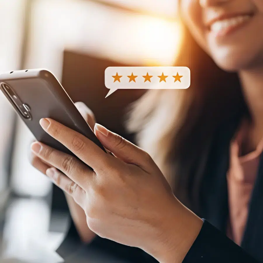 Femme utilisant un smartphone avec 5 étoiles